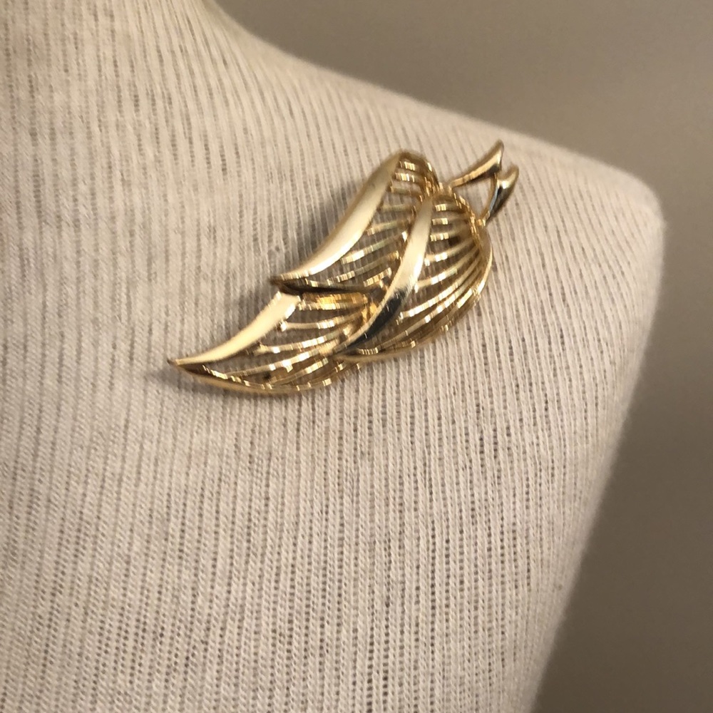 Vintage Goldtone Leaf Cluster Pin - Picture 14 of 14